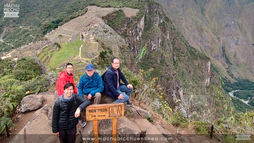vista-de-la-montaña-huchuy-picchu-circuito-de-la-realeza-3-d-machu-picchu-en-linea